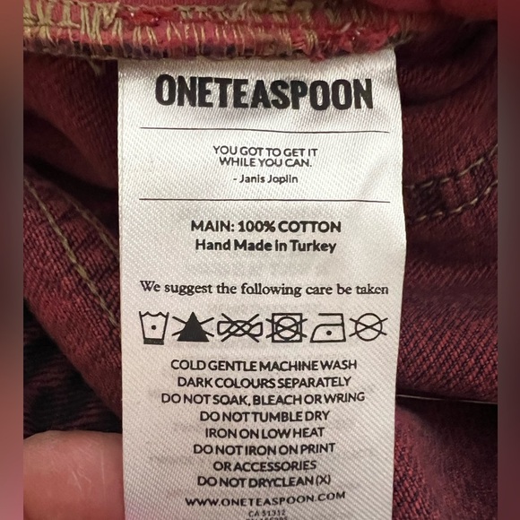 One Teaspoon Bandits Red Pistol Denim Shorts
Size AU 26/ 4 US NWT Mid Rise - Picture 12 of 13